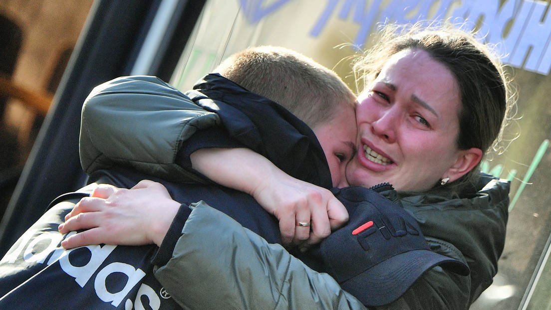 “Te meten en una jaula y no te dan la oportunidad de ser salvado”: Mujeres liberadas de Azovstal cuentan cómo militares ucranianos les impedían salir