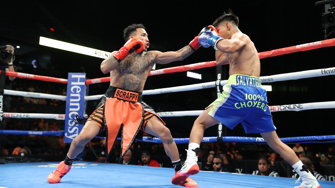 Boxeador mexicano cae noqueado fuera del ‘ring’ al recibir un devastador derechazo al final del primer asalto
