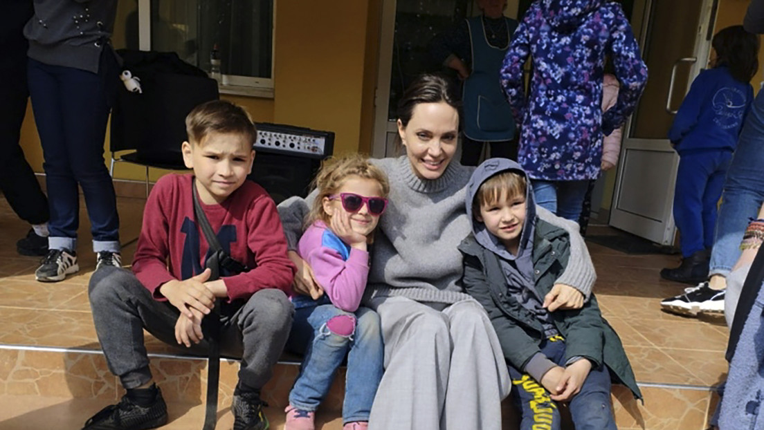 VIDEO: Angelina Jolie se refugia tras activarse las sirenas antiaéreas en la ciudad ucraniana de Lvov
