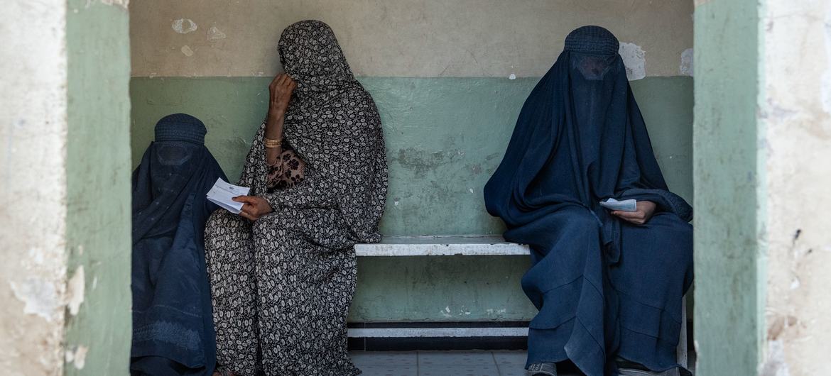 Afganistán: El Talibán ordena a las mujeres cubrirse y no salir de casa, la ONU expresa gran preocupación