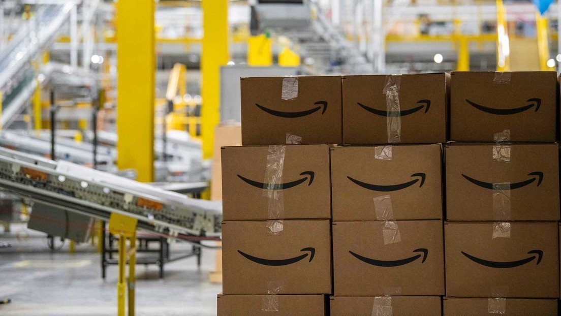 Amazon rastrea cada minuto del horario de sus empleados, que afirman evitar beber agua o ir al baño por miedo a ser despedidos, según un informe