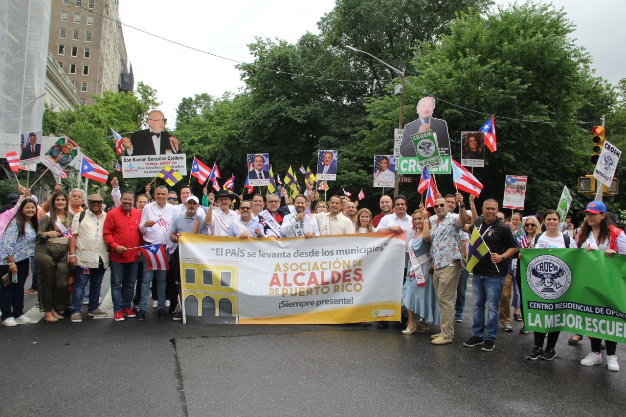 La bandera monoestrellada logra unir a los oficiales electos que viajaron desde la Isla para participar en el Desfile Nacional Puertorriqueño