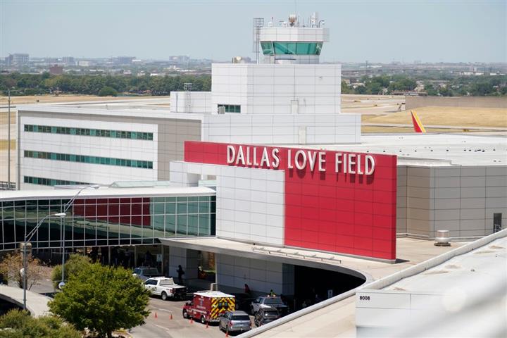 Una mujer saca un arma y dispara al techo en un aeropuerto de la ciudad estadounidense de Dallas
