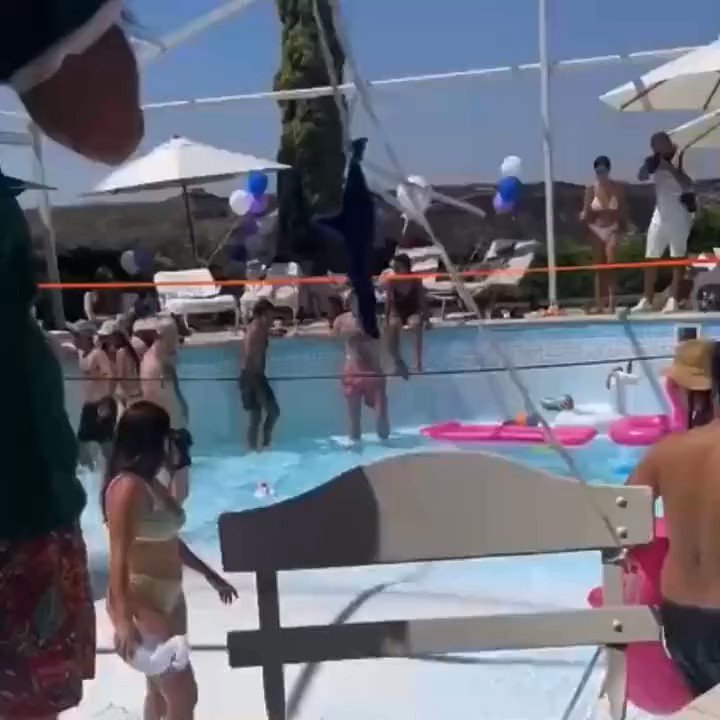 El momento en que se abre un enorme hueco en una piscina que se “tragó” dos personas, una de ellas murió