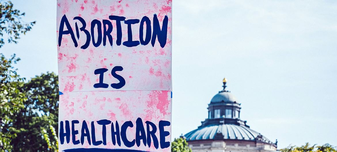 Prohibición del aborto en Estados Unidos: Expertos urgen al país a unirse a la convención de derechos de las mujeres
