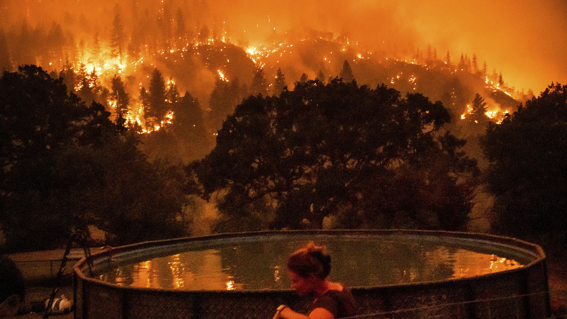 El incendio forestal más grande del año en California se cobra la vida de dos personas